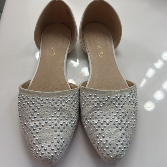 Restricted white and silver pointy flats - Picture 2 of 7